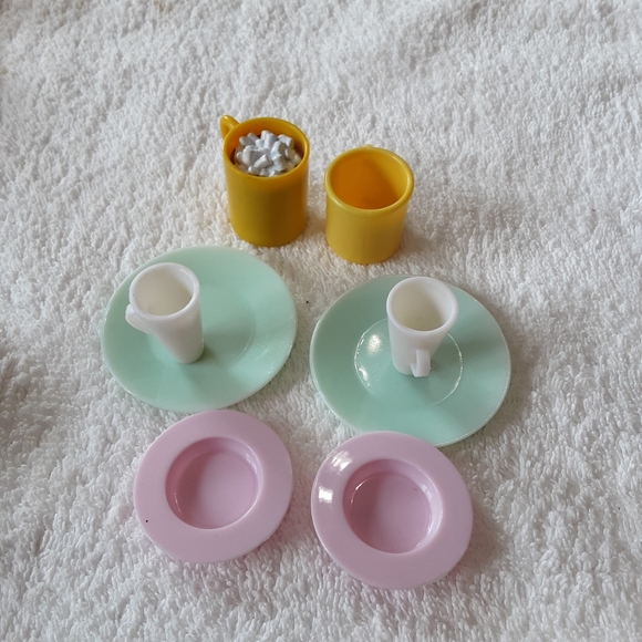 VARIETY OF SMALL DOLL KITCHEN AND BATH ACCESSORIES. - Picture 4 of 10